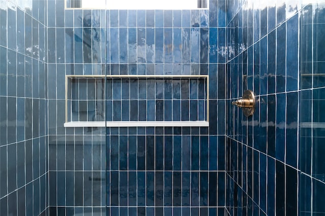 interior details with a tile shower