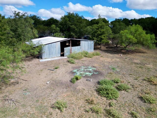 view of yard with an outdoor structure