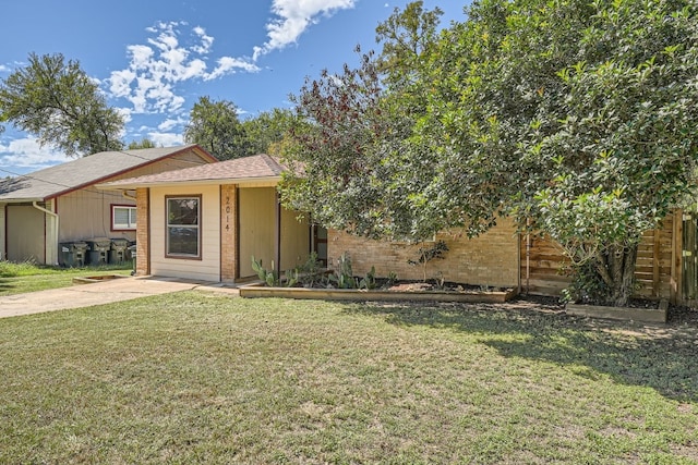 view of front facade with a front lawn