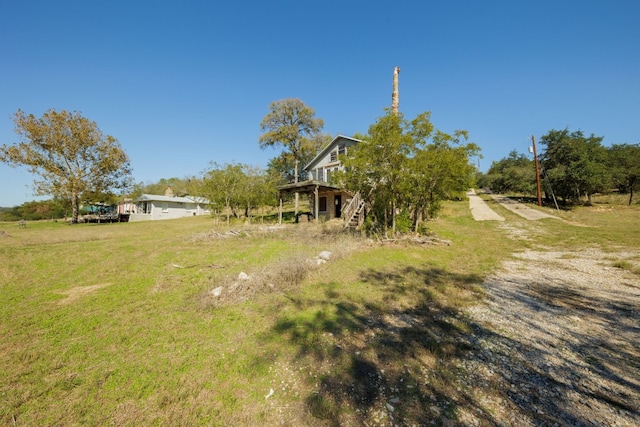 view of yard featuring a rural view