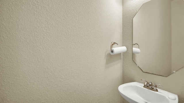 bathroom featuring sink