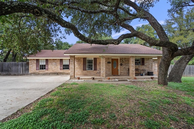 single story home featuring a porch and a front yard