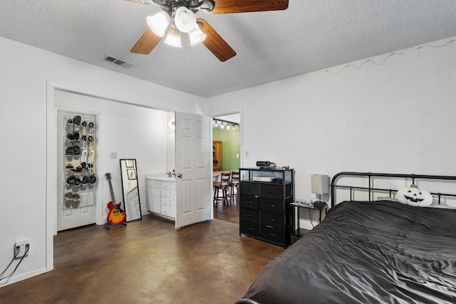 bedroom featuring ceiling fan and a textured ceiling