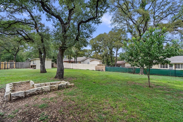 view of yard featuring a storage shed