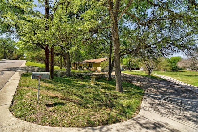 Listing photo 2 for 20 Pillow Rd, Sunset Valley TX 78745