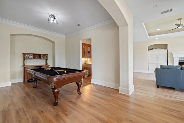 playroom with crown molding, pool table, ceiling fan, and light hardwood / wood-style floors