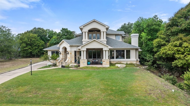 view of front facade with a front lawn