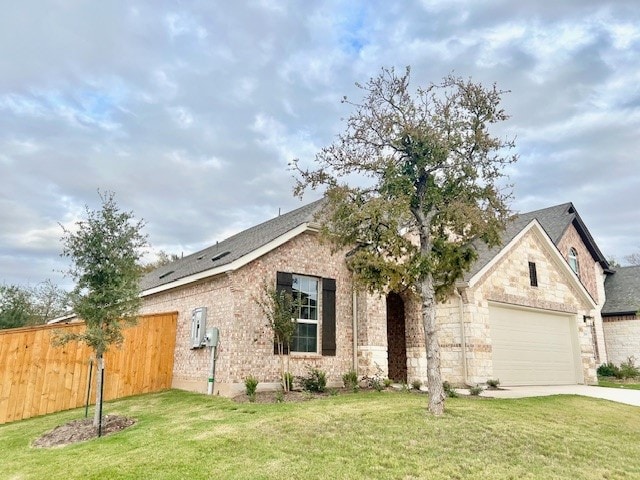 view of front of property featuring a front yard