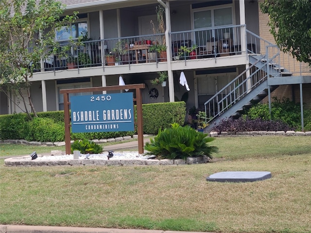 view of home's community featuring a yard