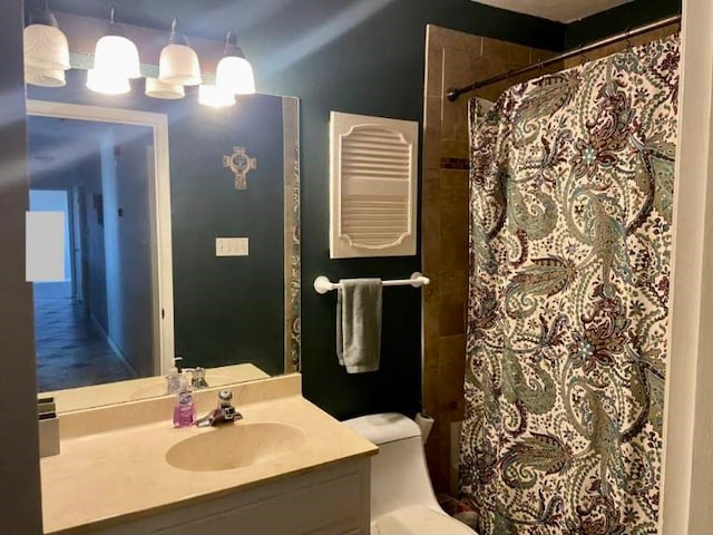 full bath featuring vanity, a shower with shower curtain, and toilet