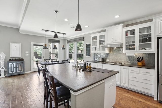 2717 Highland Trl, Leander, TX 78641 - kitchen with dark countertops, recessed lighting, decorative backsplash, under cabinet range hood, and a sink