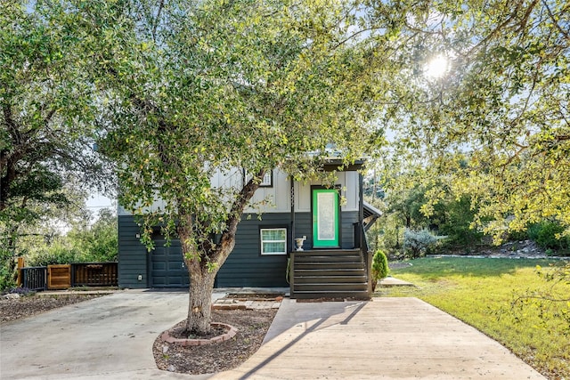 view of front of house featuring a front lawn and a garage