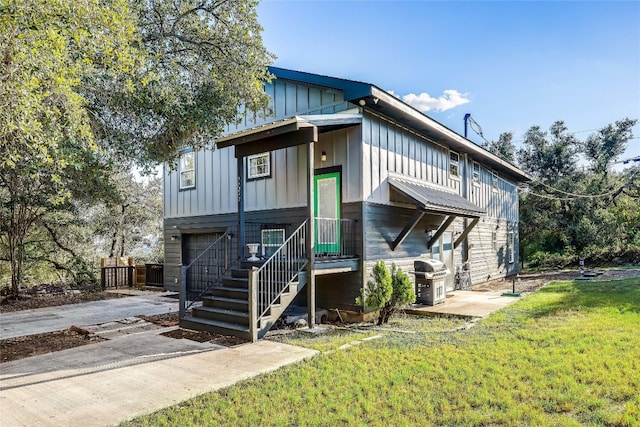 view of front of house featuring a front lawn