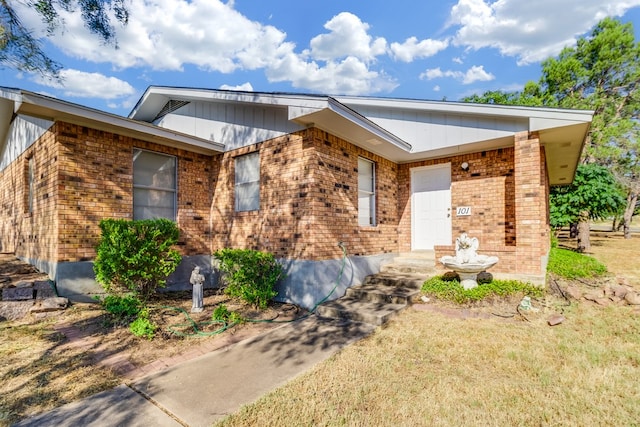 view of front of property featuring a front yard