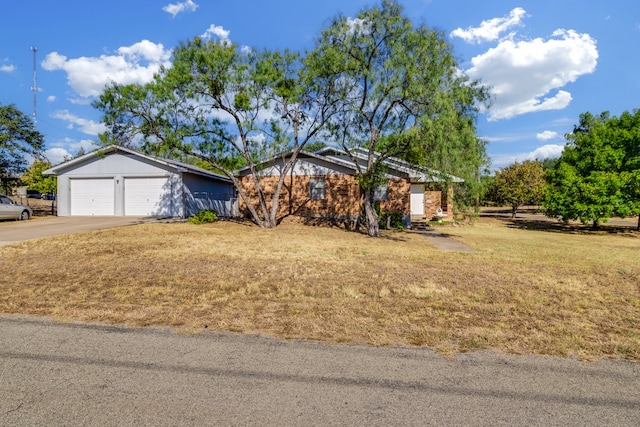 single story home with a front lawn