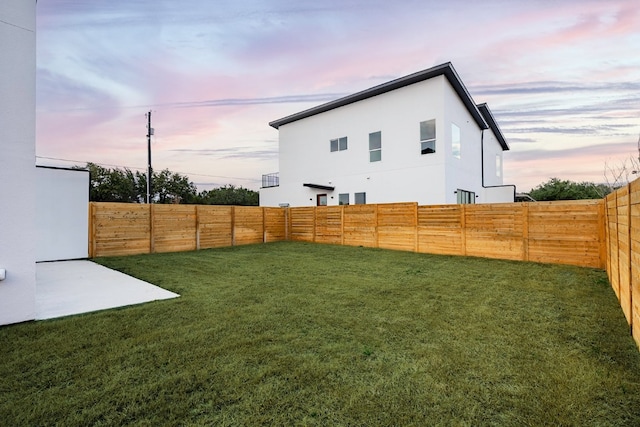 view of yard at dusk