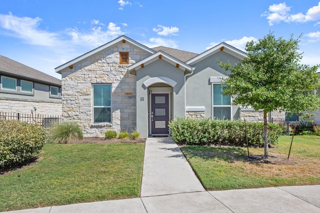 view of front of property featuring a front yard