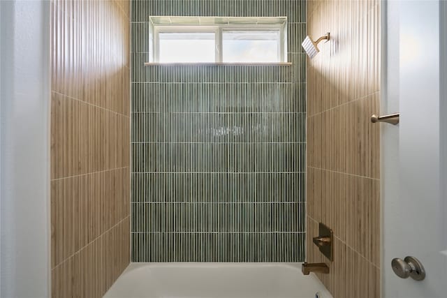 bathroom with tiled shower / bath combo