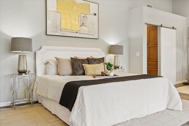 bedroom featuring a barn door