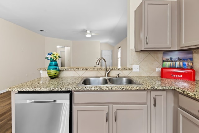 kitchen featuring hardwood / wood-style floors, sink, stainless steel dishwasher, ceiling fan, and kitchen peninsula