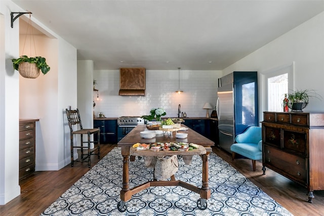 living room with dark wood-type flooring and sink