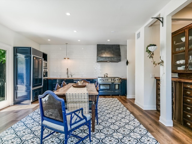 dining room with sink and light hardwood / wood-style flooring