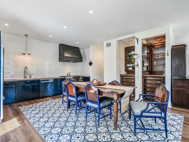 dining space featuring sink and light hardwood / wood-style flooring