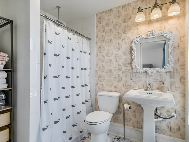 bathroom with toilet and a shower with curtain