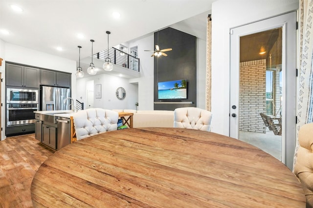 dining space featuring sink, light hardwood / wood-style floors, and ceiling fan