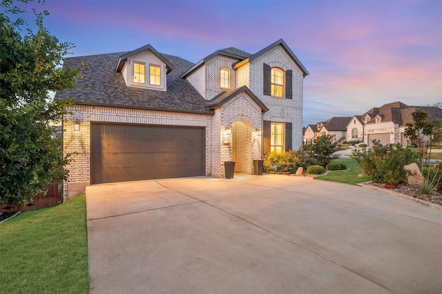 view of front of house featuring a yard