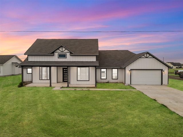 view of front of house featuring a lawn and a garage