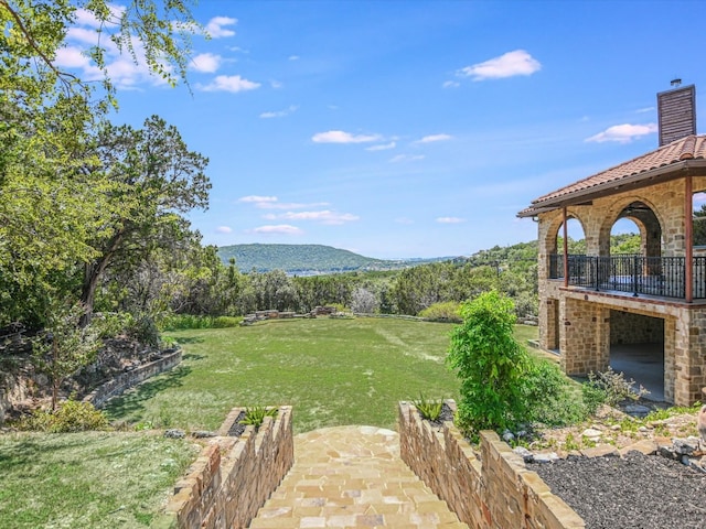 view of yard featuring a mountain view