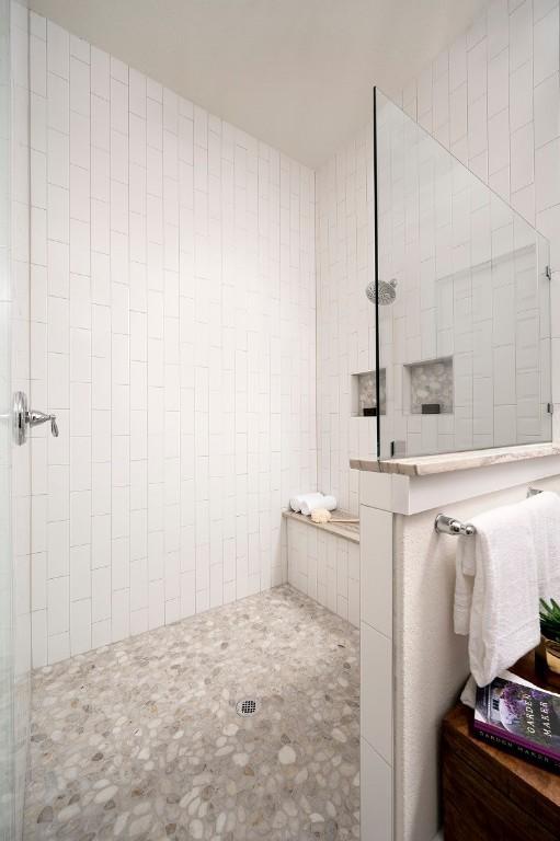 bathroom featuring tiled shower