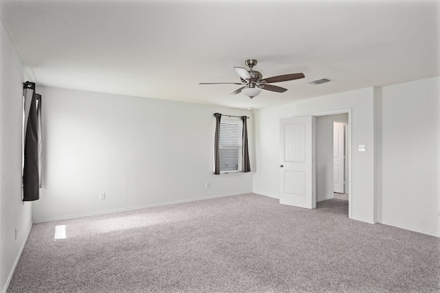 carpeted empty room featuring ceiling fan