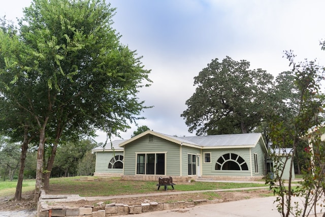 ranch-style house with a front yard