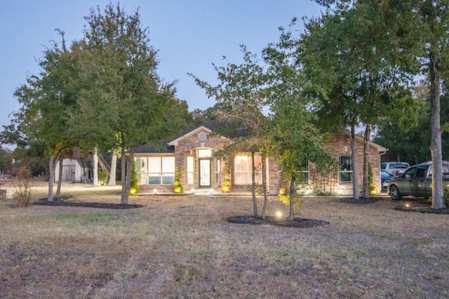 view of front of house featuring a lawn