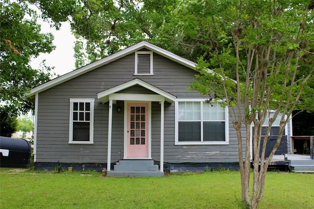 bungalow-style house featuring a front lawn