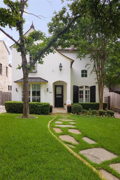 view of front of house featuring a front lawn