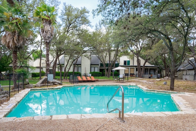 view of swimming pool