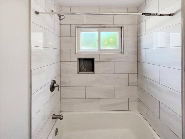 bathroom featuring tiled shower / bath combo