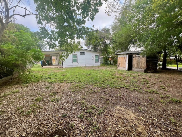 view of yard featuring an outdoor structure