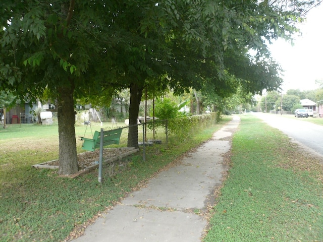 Listing photo 2 for 400 Washington St, Smithville TX 78957