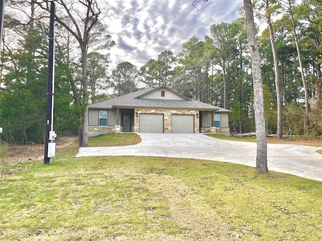 view of front facade featuring a garage and a front lawn