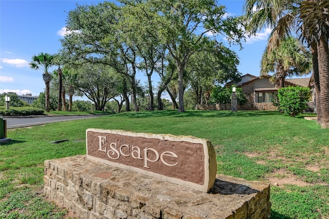 community sign with a yard