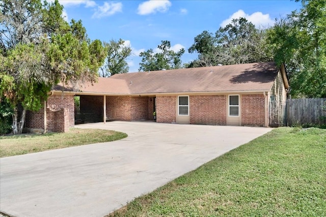 ranch-style house featuring a front lawn