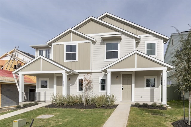 view of front of home featuring a front lawn