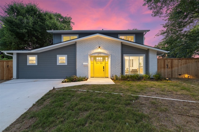 front of property featuring a yard