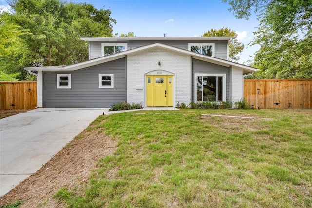 front of property featuring a front lawn