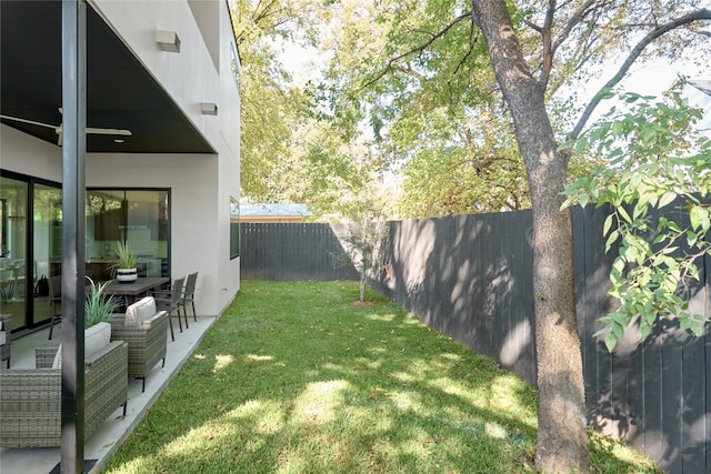 view of yard with outdoor lounge area