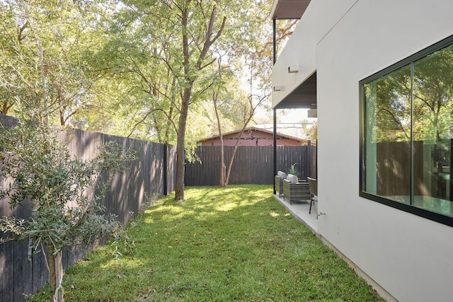 view of yard featuring a patio